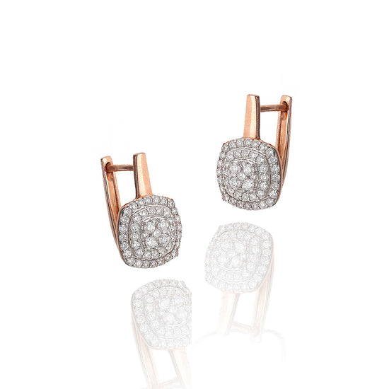 Baltųjų briliantų auskarai – detalus dizaino fragmentas