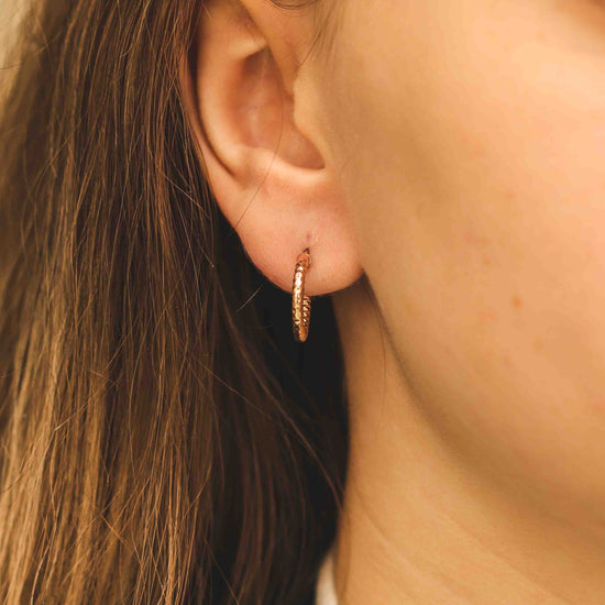 Elegantas tekstūras rozā zelta stīpas - skats no priekšas