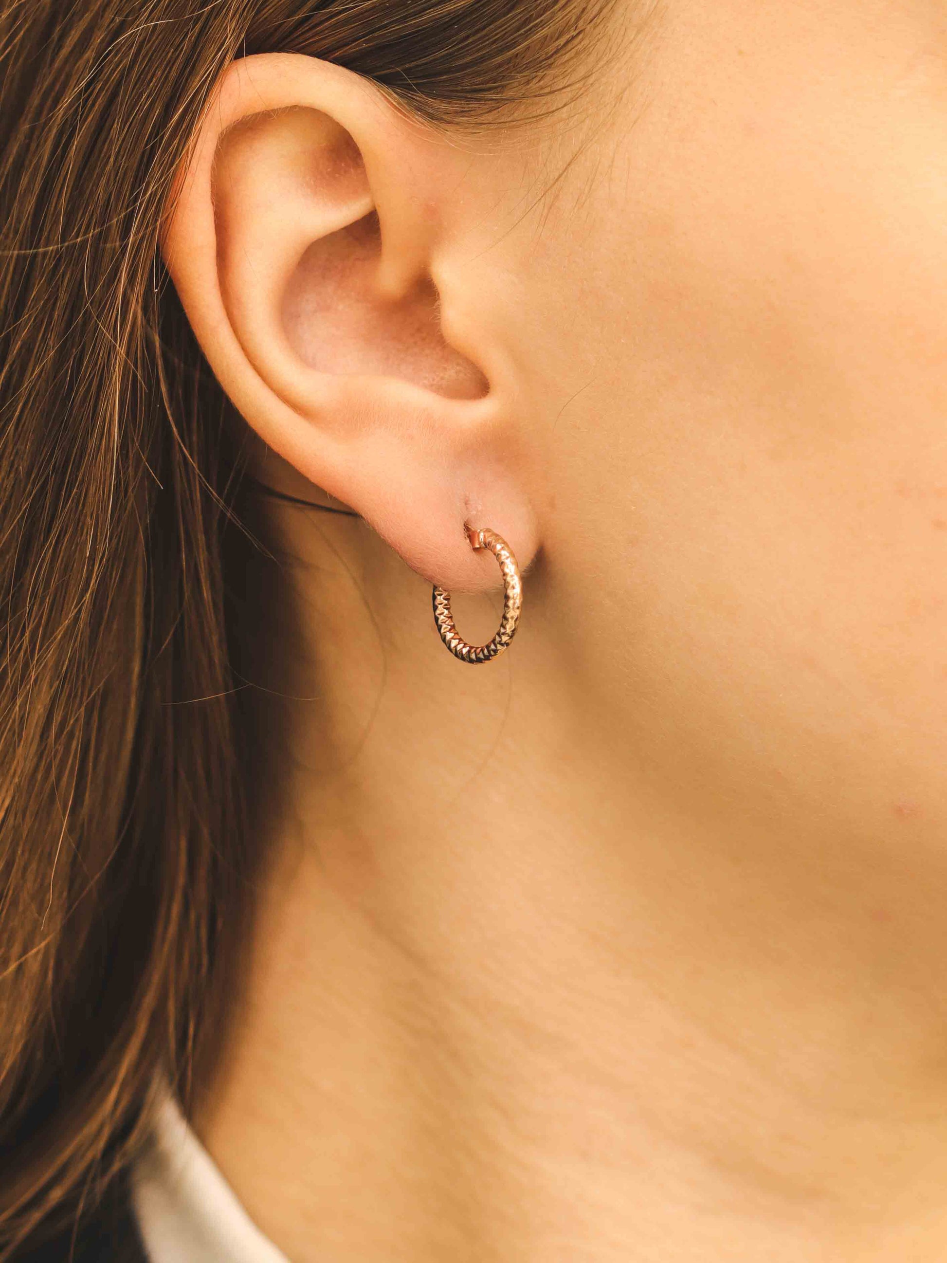 Rozā zelta raksta stīpas auskari — produkta attēls