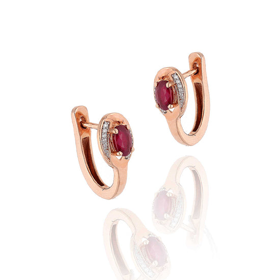 Auskarai su rubinu ir briliantų juostele – rožinis auksas, šoninis kampas