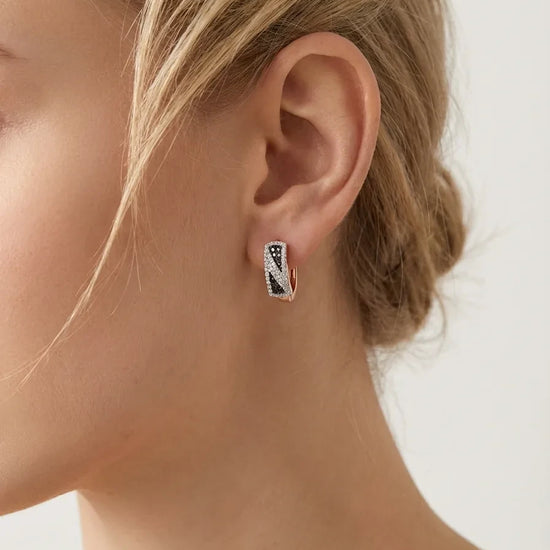 Rožinio aukso auskarai su juodaisiais ir baltaisiais briliantais – priekinis vaizdas