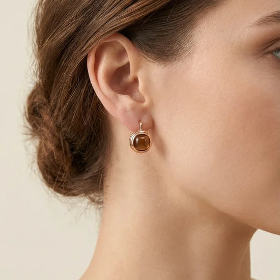 Auskaro pora su natūralia tigro akimi rožiniame aukse