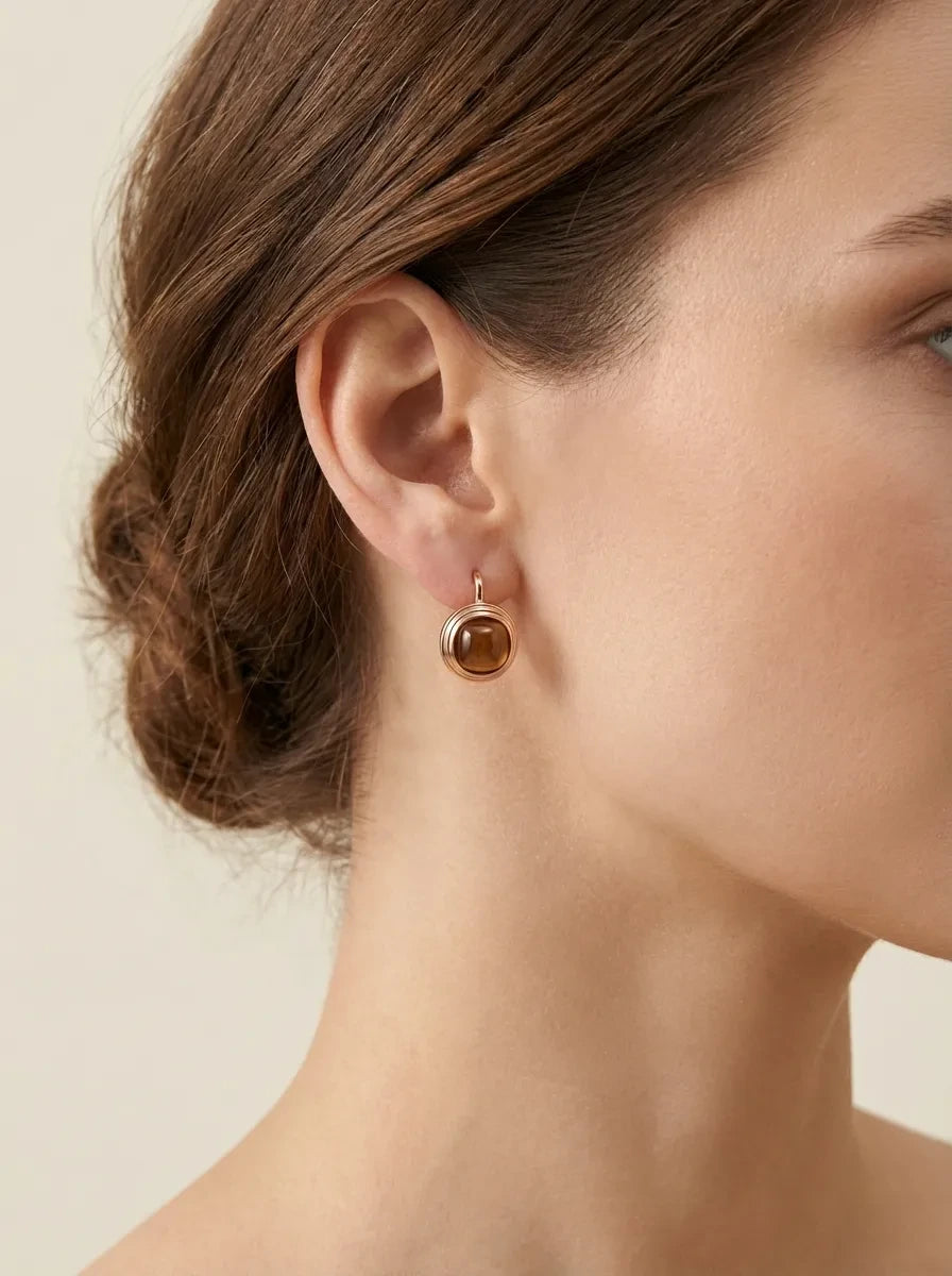 Auskaro pora su natūralia tigro akimi rožiniame aukse