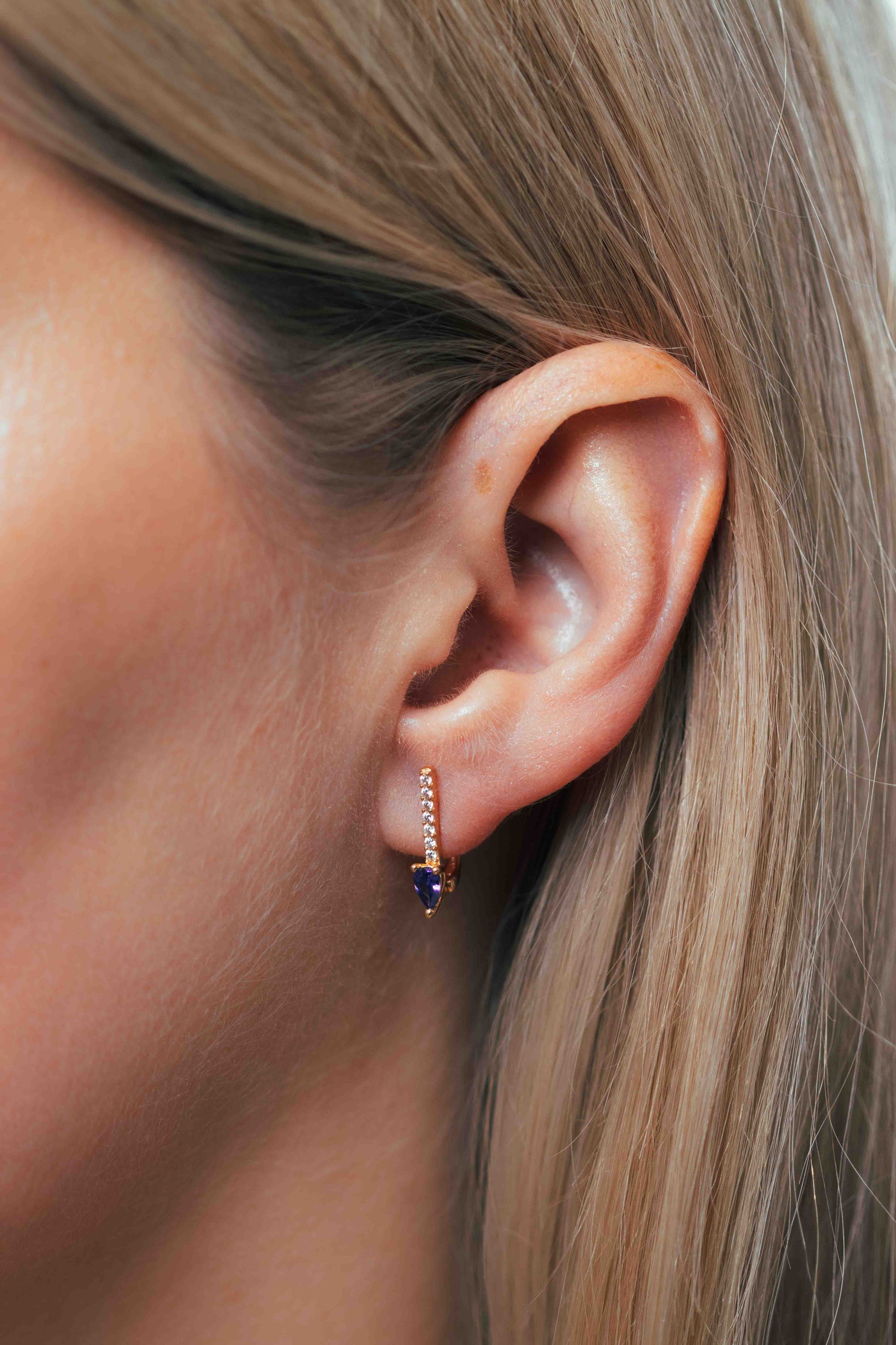 Lašo formos violetiniai auskarai