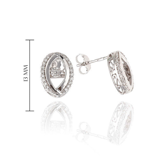 Elegantiški auskarai su briliantais artimu planu