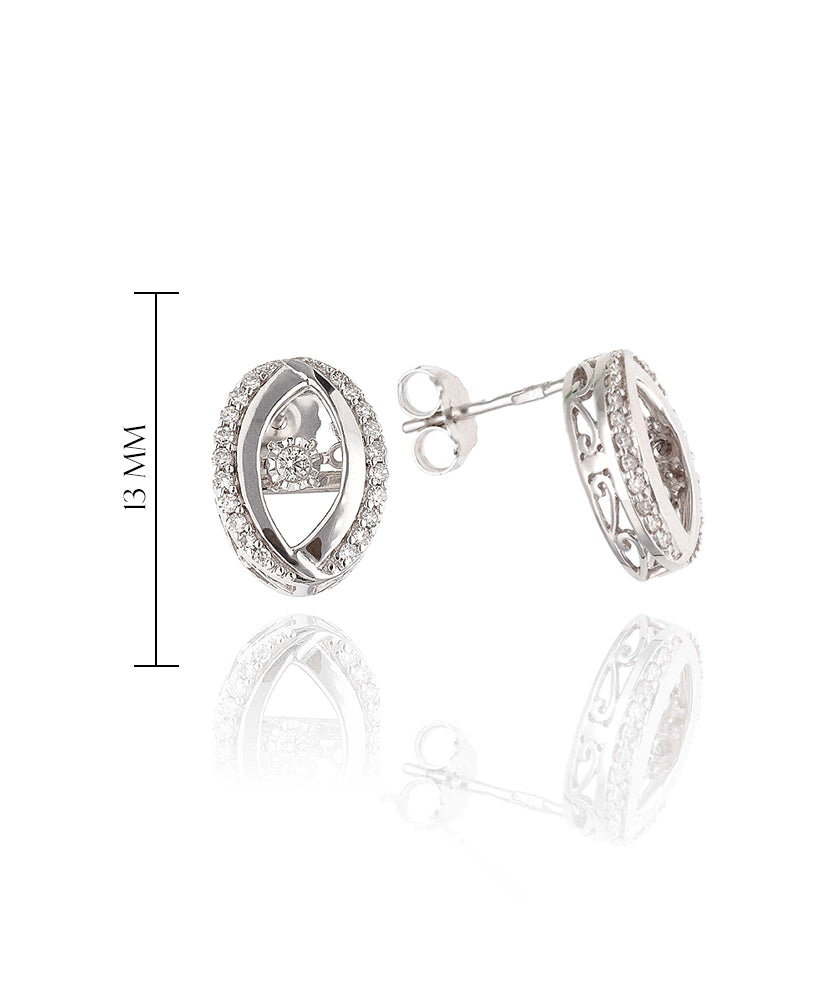 Elegantiški auskarai su briliantais artimu planu