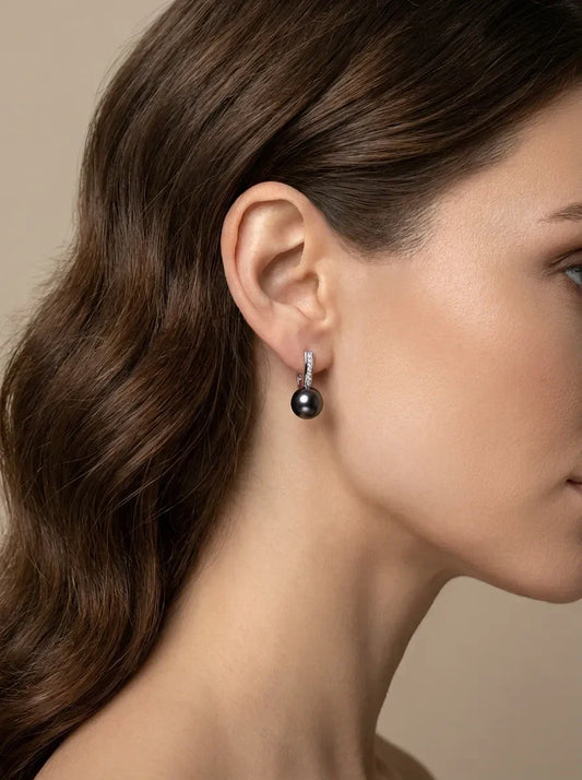 auskarai su juodu perlu