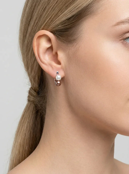 auskarai su baltais ir rusvais perlais