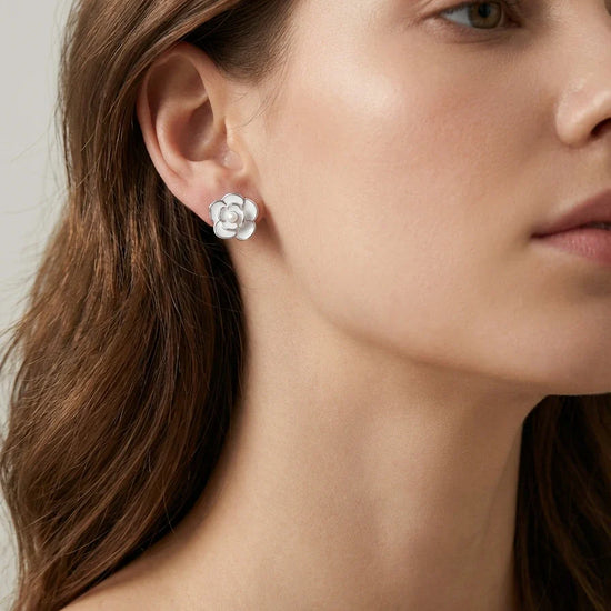 sidabriniai auskarai gėlės su perlu