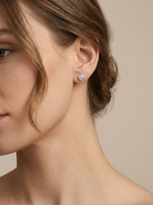 Gold earrings with diamonds