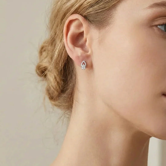 sidabriniai lašo formos auskarai