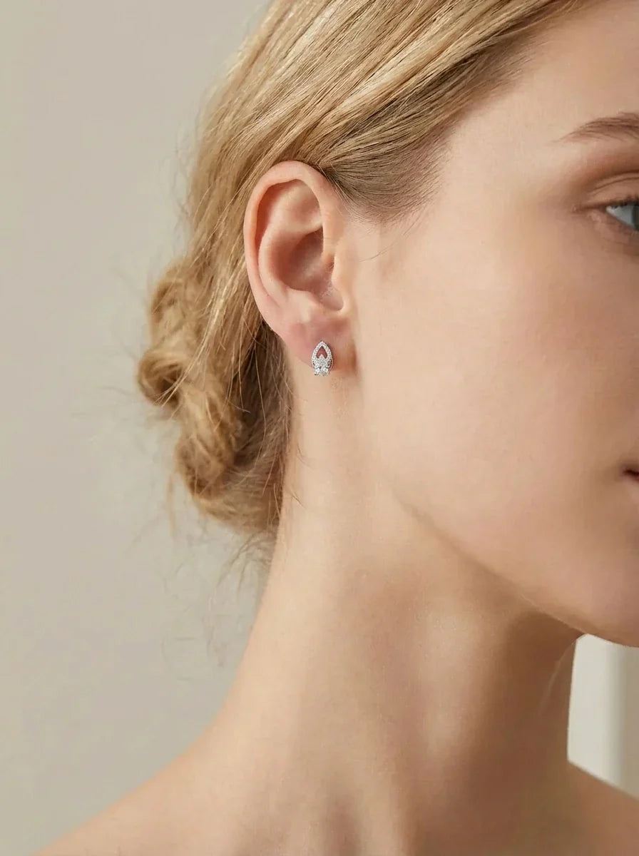 sidabriniai lašo formos auskarai