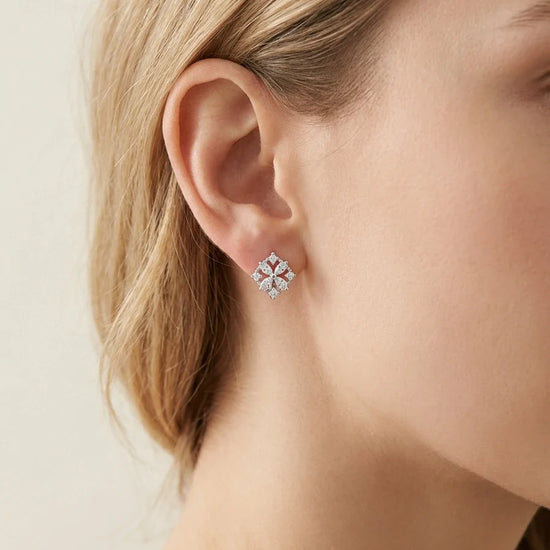 sidabriniai gėlės formos auskarai