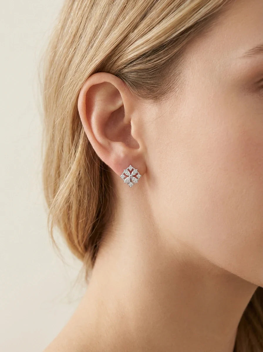 sidabriniai gėlės formos auskarai