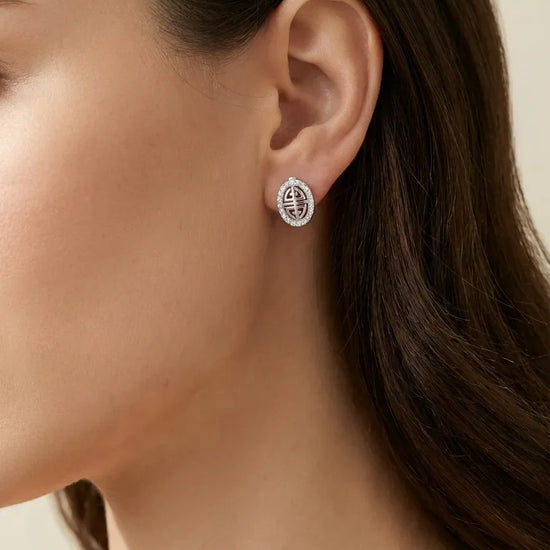 sidabriniai auskarai su simboliu