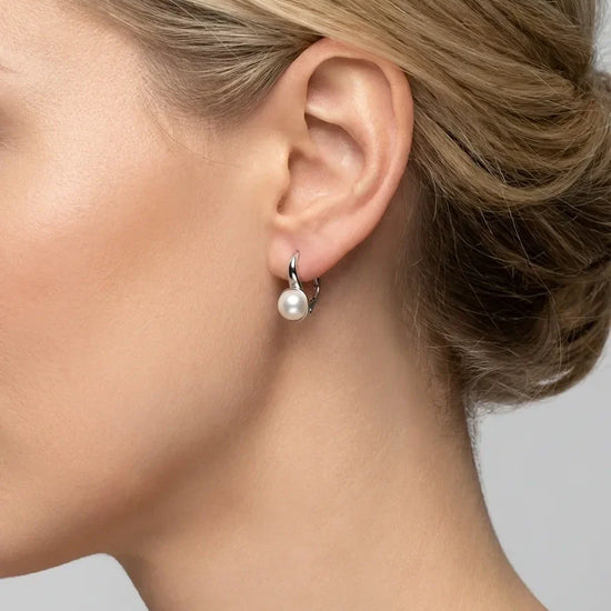 klasikiniai auskarai su perlais