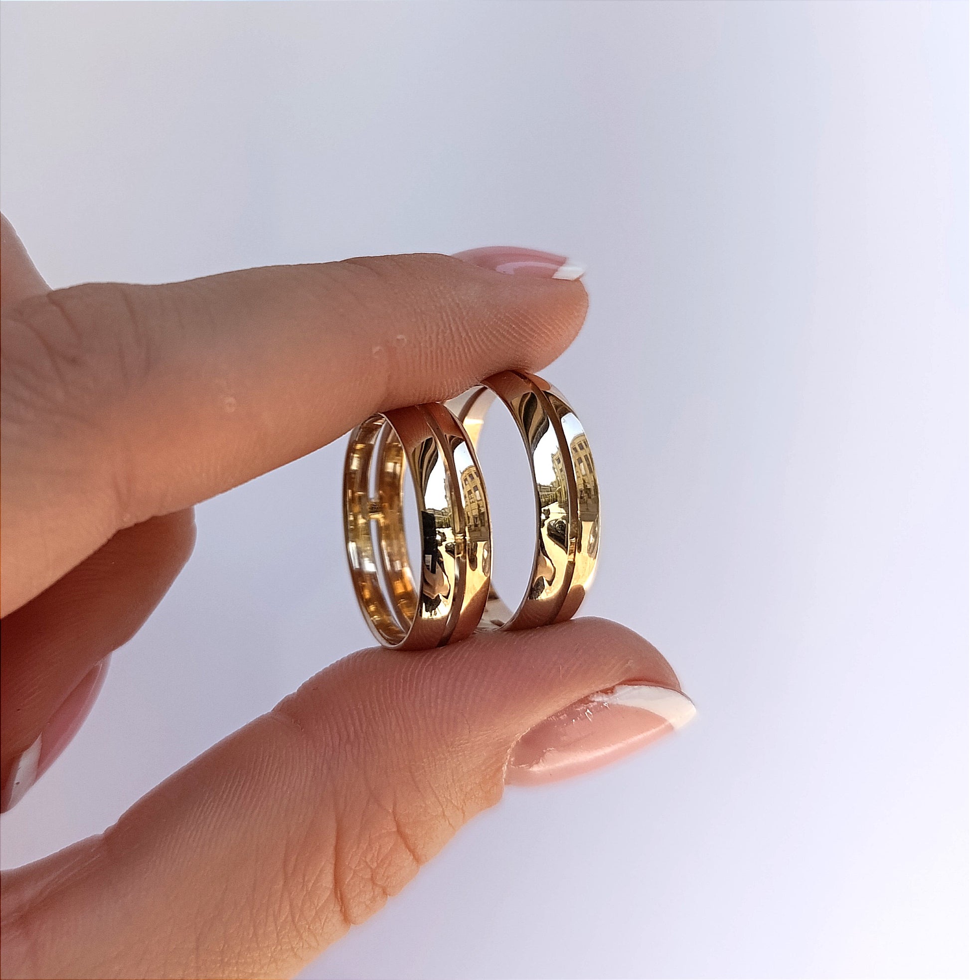 Žiedų pora: baltas auksas viršuje, rožinis apačioje, keli atskiri briliantai palei siūlę, 6 mm