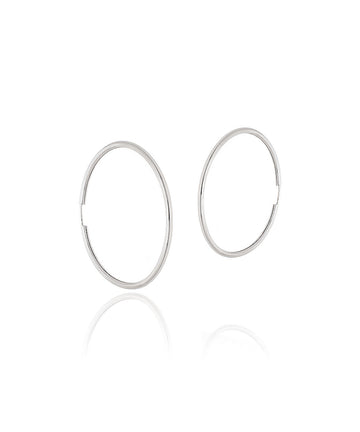 Elegantiškos balto aukso auskarų rinkės iš šono