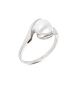 Balto aukso žiedas su perlu – elegantiškas, klasikinis ir laikui nepavaldus papuošalas. Rankų darbo kokybė ir išskirtinis dizainas kiekvienai moteriai.