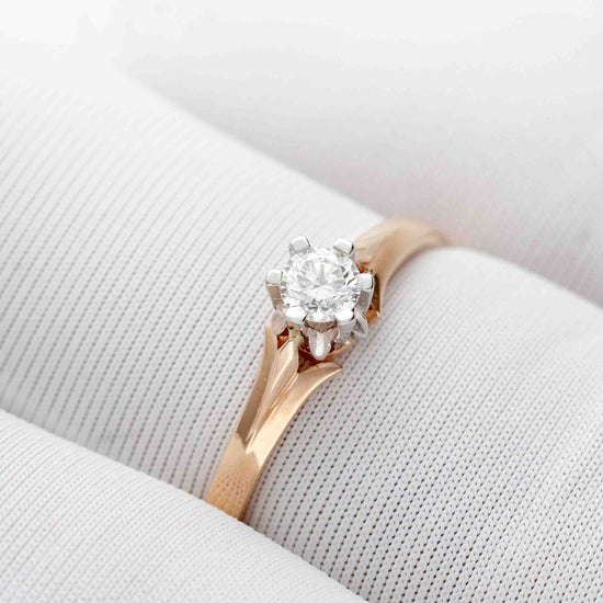 Žiedas su vienu briliantu klasikiniame įdėkle
