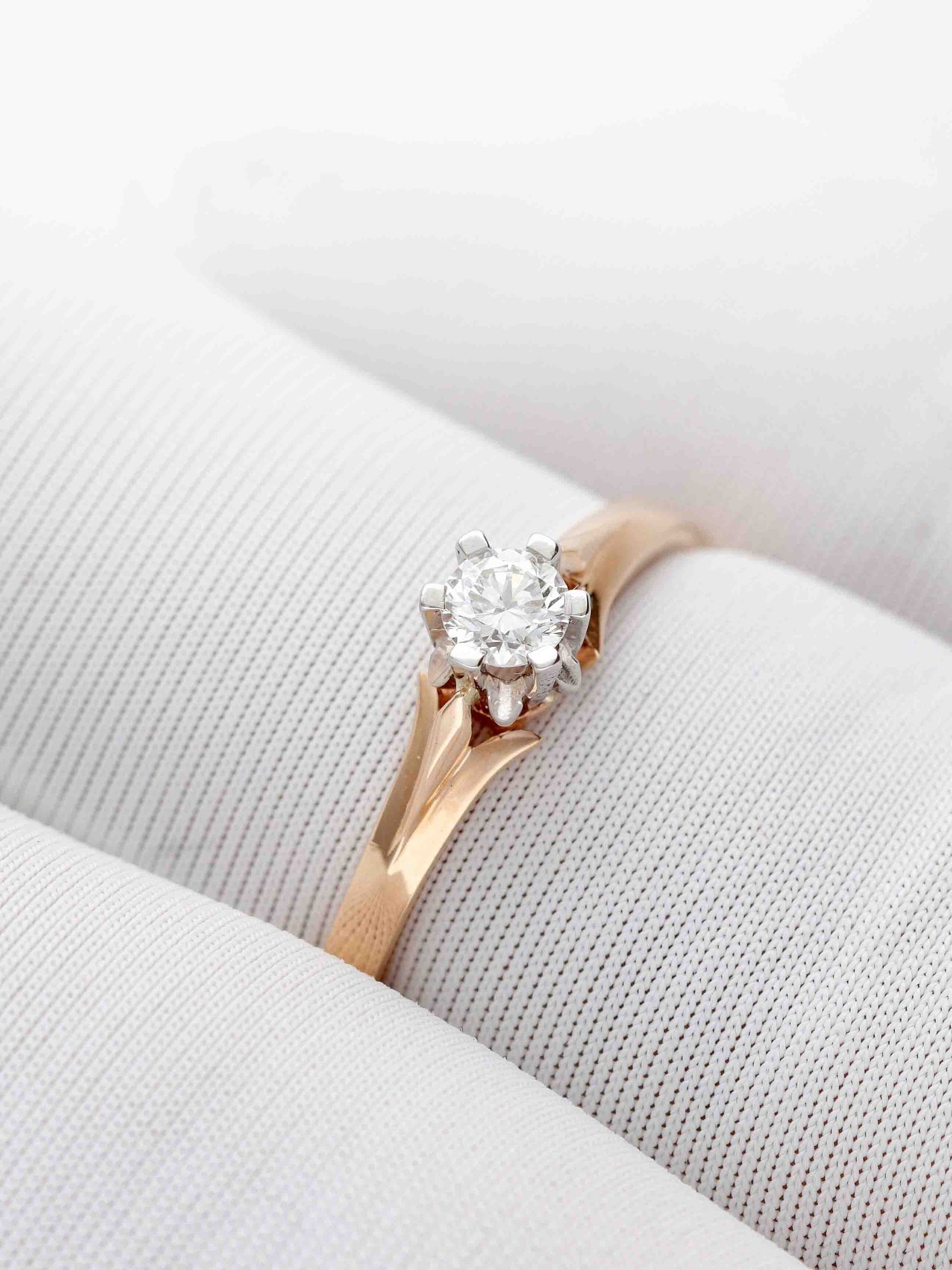 Žiedas su vienu briliantu klasikiniame įdėkle