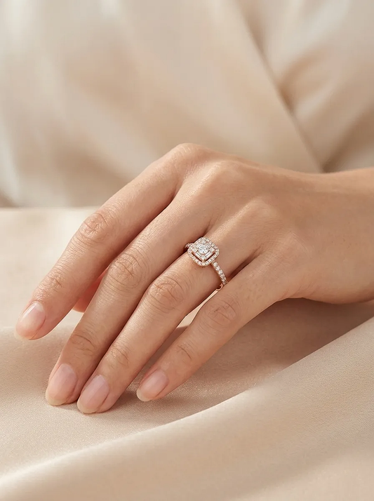 Elegantiškas rožinio aukso žiedas su briliantų aureole