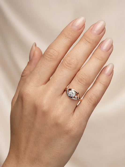 Rausvo ir balto aukso žiedas su cirkoniais 2,42 g (19 dydis)