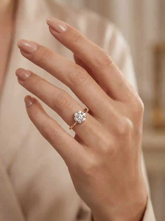 Auksinis žiedas „Gėlytė“ su akmenimis 2,13 g (18 dydis)