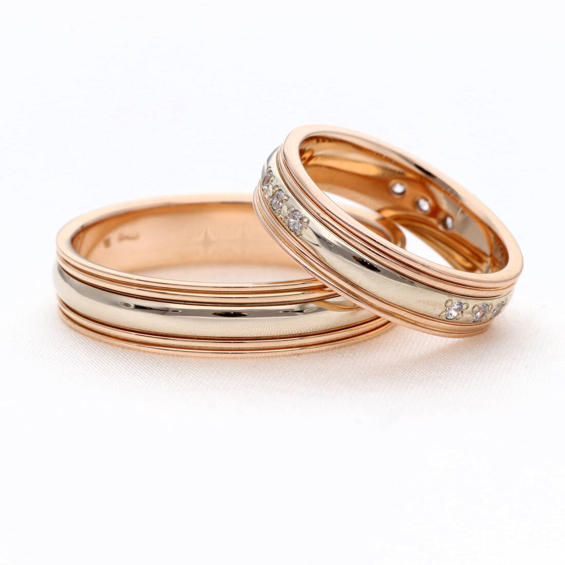 Dviejų spalvų vestuvinių žiedų pora, 5 mm, balto aukso centras ir rožiniai briaunoti kraštai, viename žiede briliantai