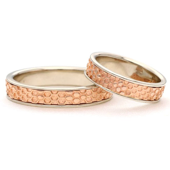 Dviejų spalvų vestuviniai žiedai, 5 mm, baltos briaunos ir rožinio aukso „hammered“ centras