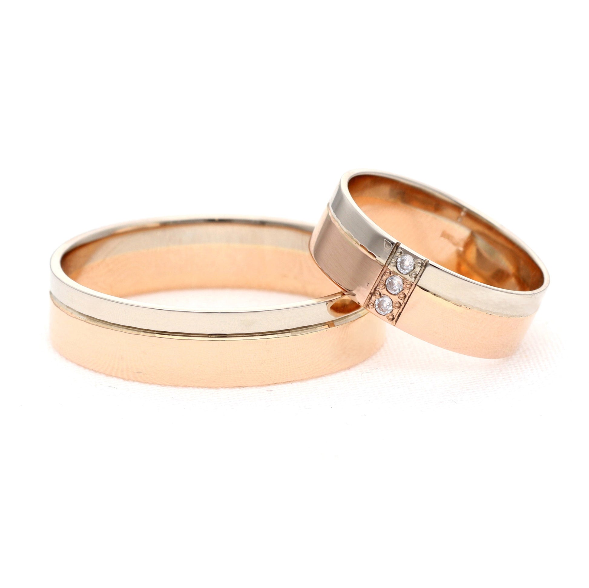 Dviejų spalvų vestuviniai žiedai, 6 mm, rožinis auksas su balto aukso juosta ir intarpu su 3 briliantais