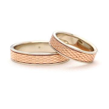 Dviejų spalvų vestuvinių žiedų pora, 5 mm, baltos briaunos ir rožinio aukso „žvynelių“ tekstūra