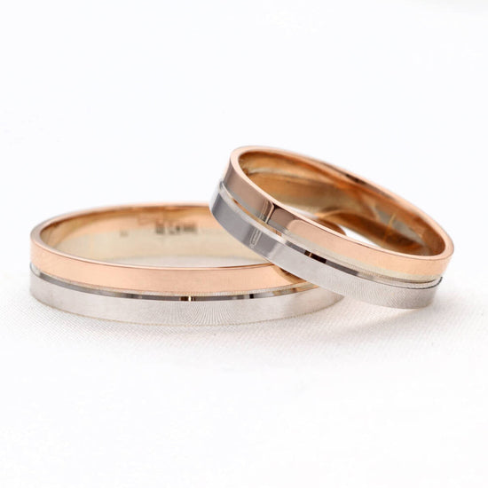 Dviejų spalvų vestuvinių žiedų pora, 4,5 mm, rožinis auksas su balto aukso centrine juosta