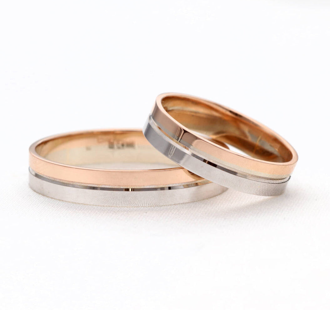 Dviejų spalvų vestuvinių žiedų pora, 4,5 mm, rožinis auksas su balto aukso centrine juosta