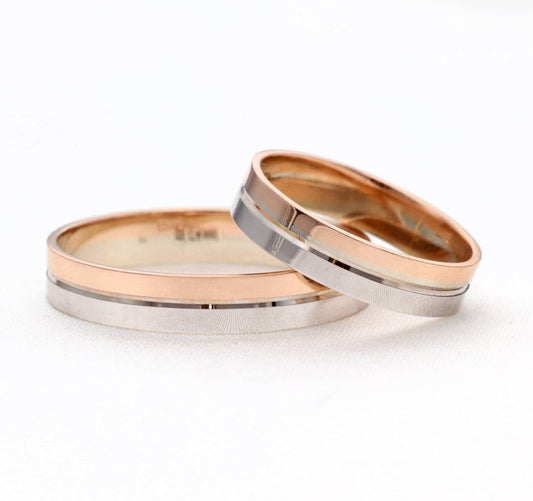 Dviejų spalvų vestuvinių žiedų pora, 4,5 mm, rožinis auksas su balto aukso centrine juosta