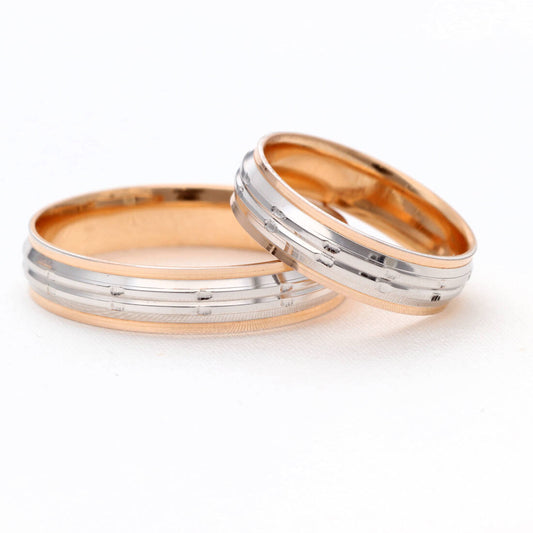 Dviejų spalvų vestuvinių žiedų pora, 5 mm, rožinis korpusas ir balto aukso graviruota juosta