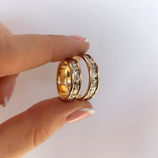 Dviejų spalvų žiedų pora: rožinis auksas ir tekstūrinė balto aukso juosta, 5 mm