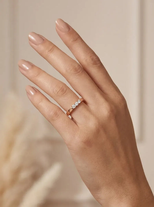 Raudono aukso žiedas su trim briliantais 1,75 g (18.5 dydis)