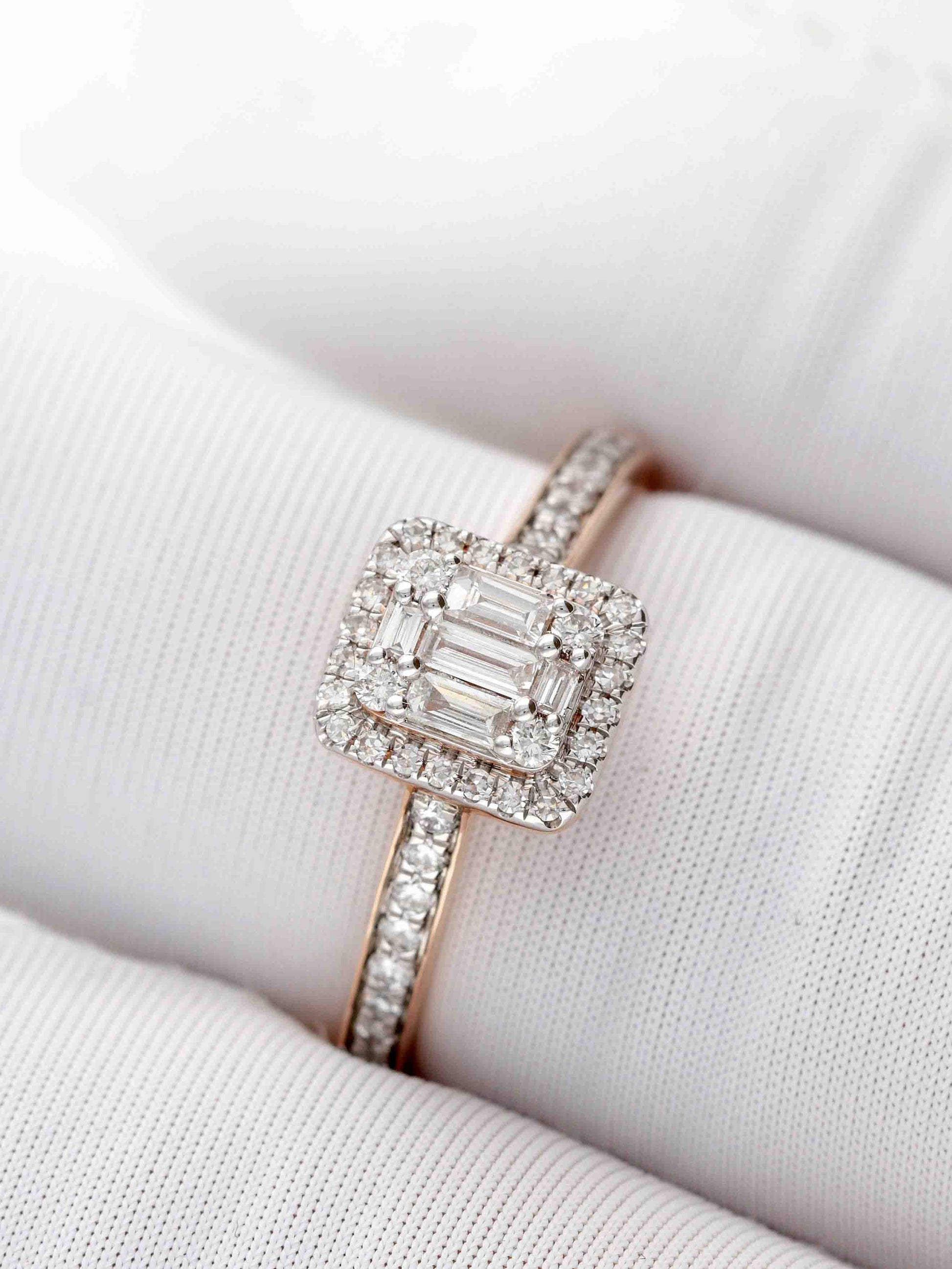 Elegantiškas žiedas su spindinčiu kvadratiniu akmeniu