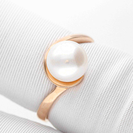 Sieviešu zelta gredzens ar baltu pērļu cilpiņu