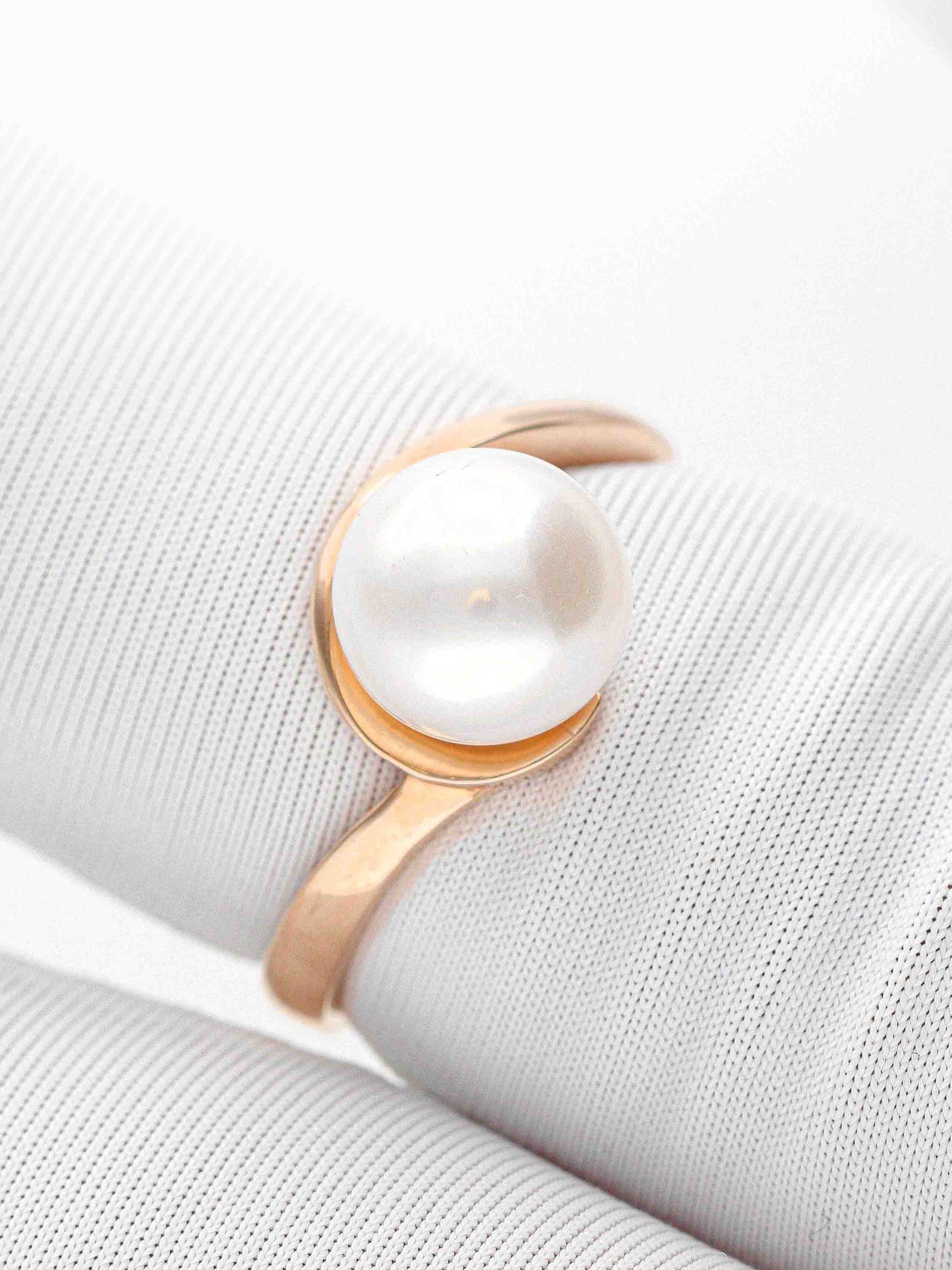 Sieviešu zelta gredzens ar baltu pērļu cilpiņu