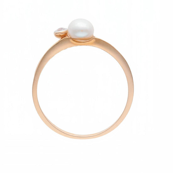 auksinis žiedas su perlu ir šviesiu briliantu – rafinuotas stilius kasdienai