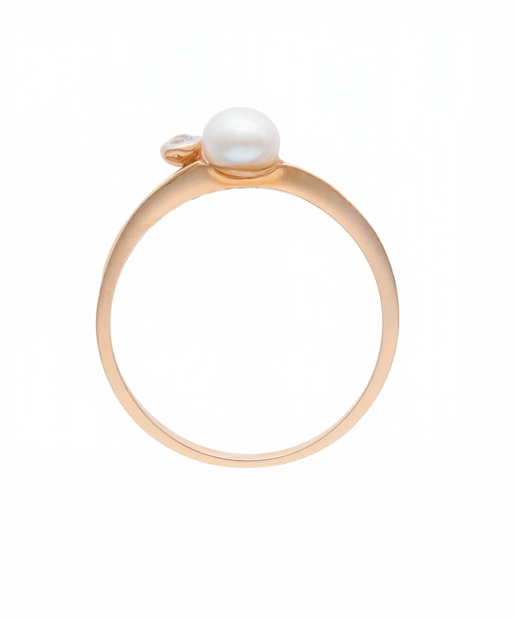 auksinis žiedas su perlu ir šviesiu briliantu – rafinuotas stilius kasdienai