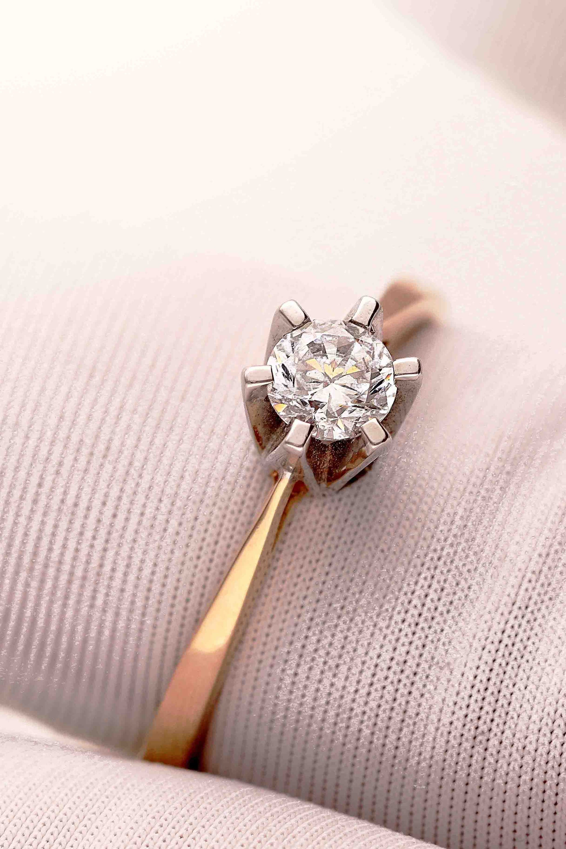 Klasikinio stiliaus žiedas su spindinčiu cirkoniu