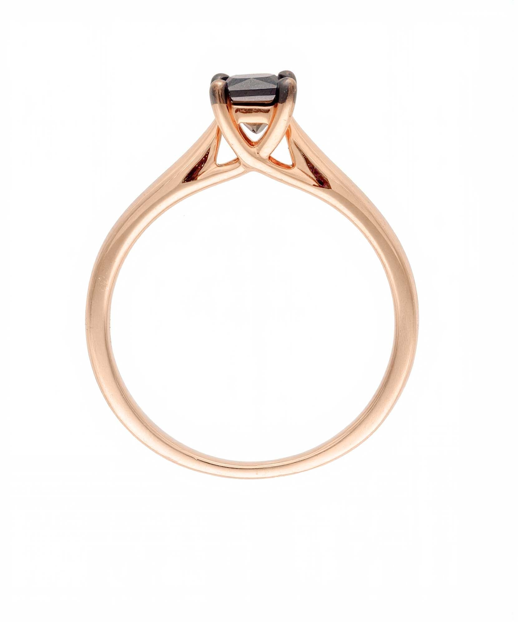 Minimalistinis rožinio aukso žiedas su juodu centruotu briliantu