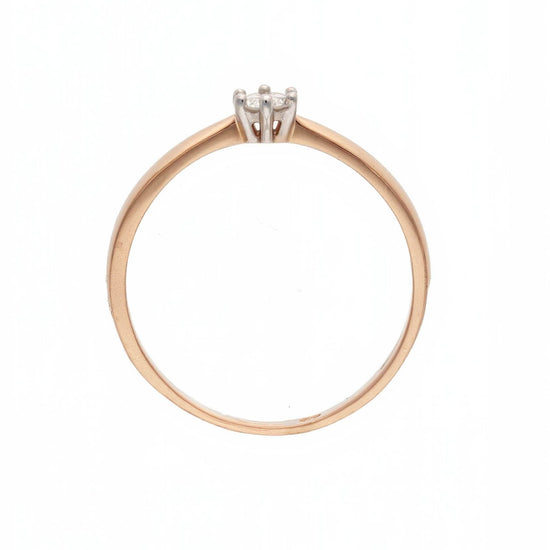 Žiedas su vienu mažesniu briliantu