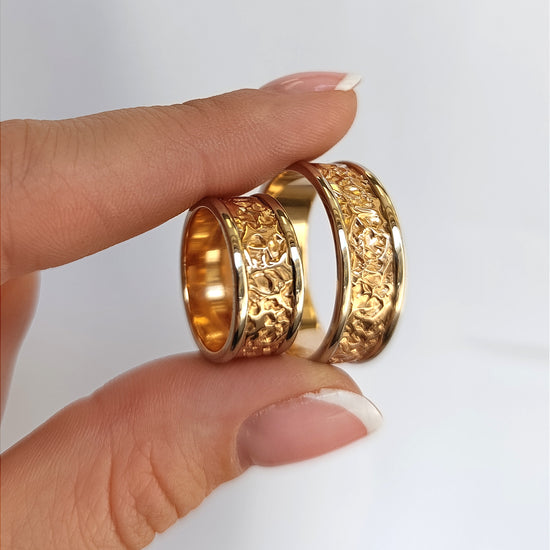 Vestuviniai žiedai su poliruotomis baltomis briaunomis ir tekstūriniu rožinio aukso viduriu, 8 mm