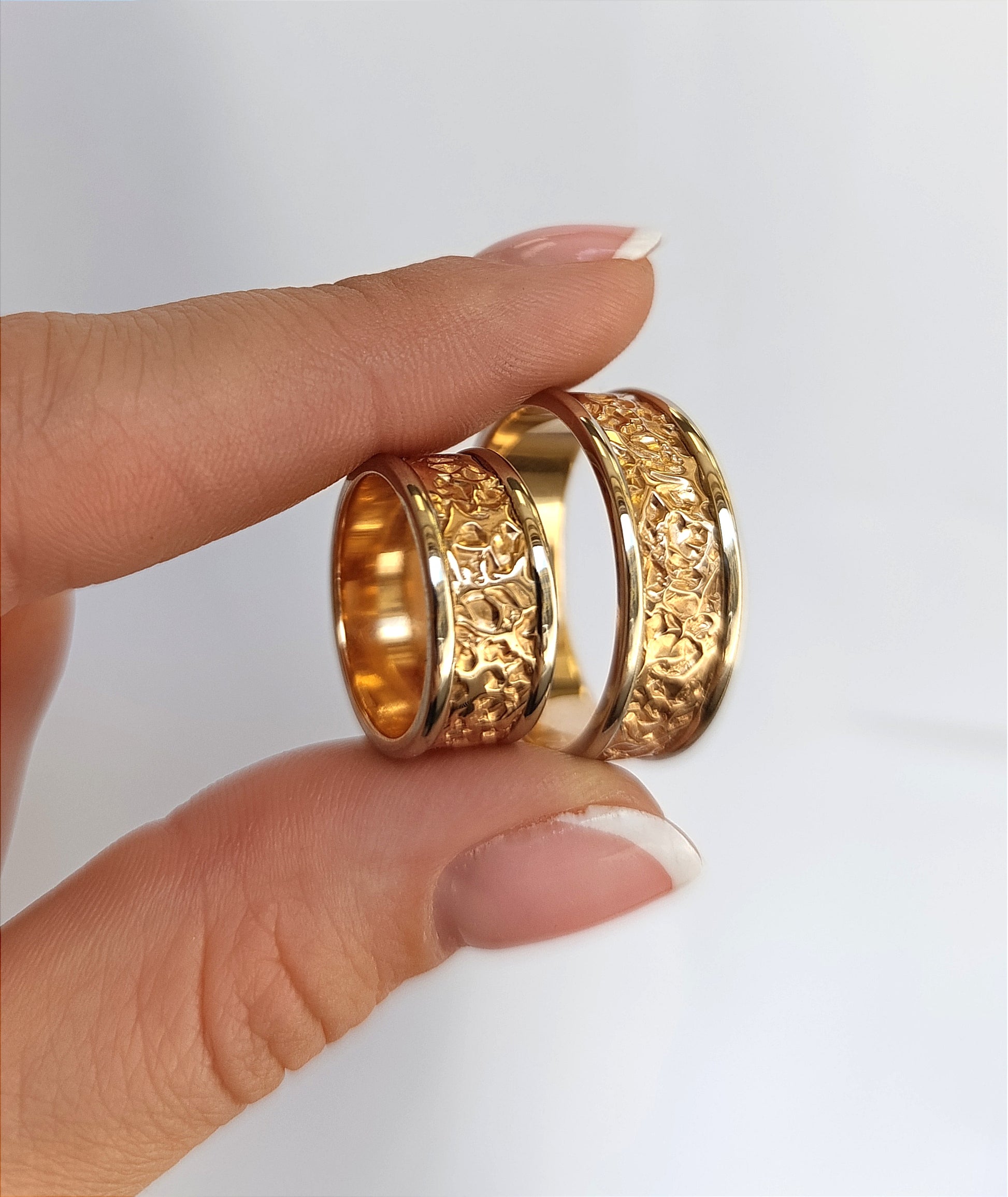 Vestuviniai žiedai su poliruotomis baltomis briaunomis ir tekstūriniu rožinio aukso viduriu, 8 mm