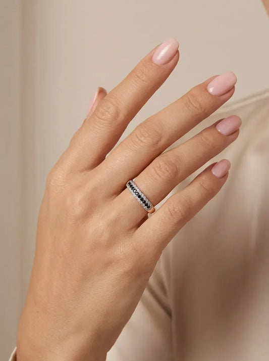 Raudono aukso žiedas su juodais ir baltais cirkoniais 0,95 g (16 dydis)