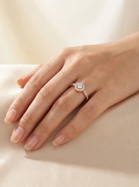 Auksinis žiedas su 0.30 ct deimantu ir papildomais briliantais